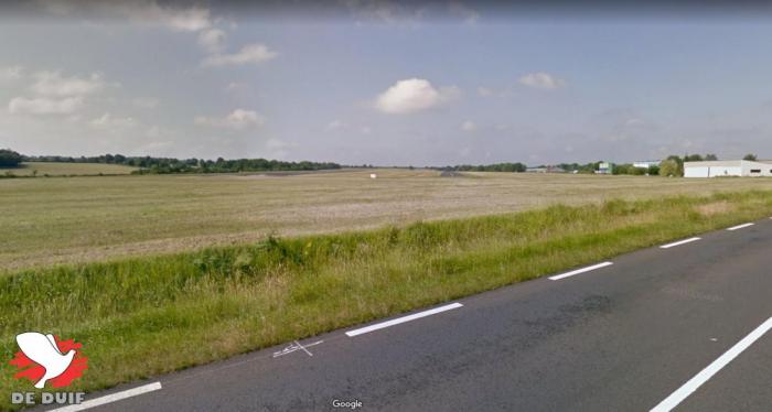 Alle ruimte voor de duiven! (zicht op de landingsbaan&nbsp;vanaf de openbare weg)