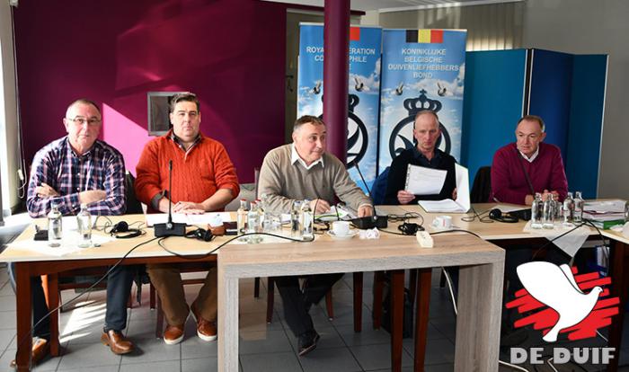 De nieuwe bestuursploeg met v.l.n.r. Alphons Bruurs, Boudewijn De Bosscher, Frans Hermans, Denis Sapin en Gino Houbrechts.