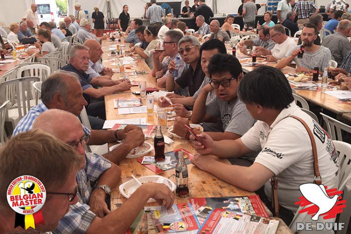 Het volk begint toe te stromen.
