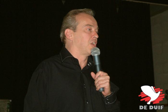 Dirk is van ouds bekend als een welbespraakte en stijlvolle presentator en oproeper. Als hij iets doet, doet hij het als de beste. Dirk is van ouds bekend als een welbespraakte en stijlvolle presentator en oproeper. Als hij iets doet, doet hij het als de beste.