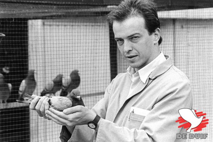Dirk Leekens poseert hier met een opgevangen duif van het Koninklijk Duivenhok van Koning Boudewijn (1987). Dirk Leekens poseert hier met een opgevangen duif van het Koninklijk Duivenhok van Koning Boudewijn (1987).