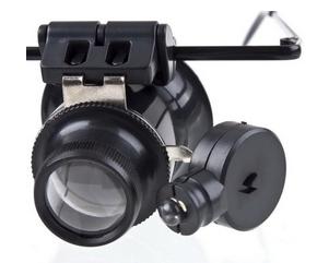 Oogloupe – ook wel juweliersloupe genoemd – op een brilmontuur met extra LED-verlichting. De loupe kan best 15 of 20 x vergroten. Oogloupe – ook wel juweliersloupe genoemd – op een brilmontuur met extra LED-verlichting. De loupe kan best 15 of 20 x vergroten.