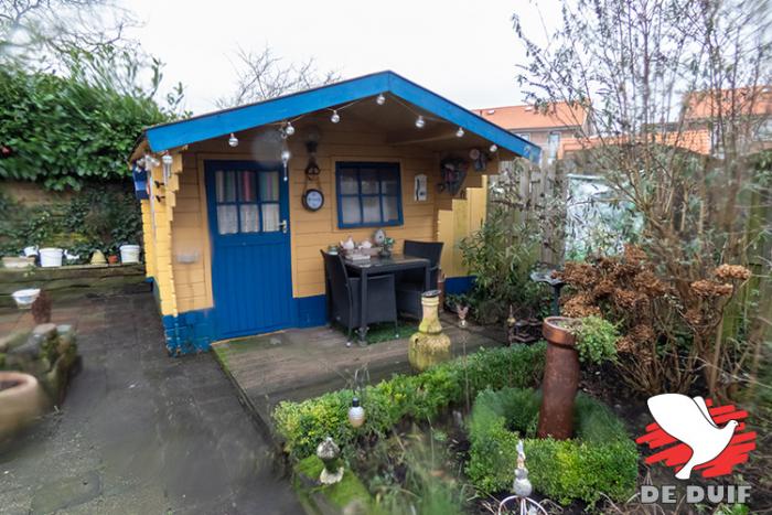 Het tuinhuisje waar in de zomer gelet wordt op de thuiskomst van de duiven. Het tuinhuisje waar in de zomer gelet wordt op de thuiskomst van de duiven.