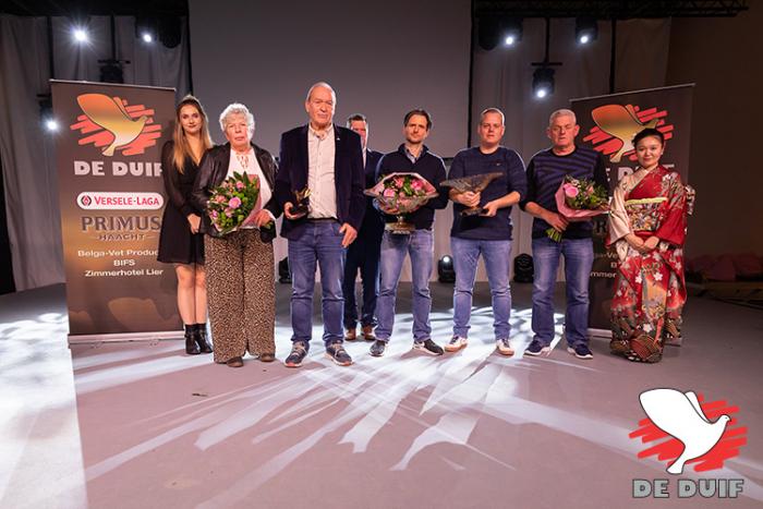 Geurt en echtgenote Alie op het podium tijdens de uitreiking van de Gouden Duif Nederland 2023! Geurt en echtgenote Alie op het podium tijdens de uitreiking van de Gouden Duif Nederland 2023!