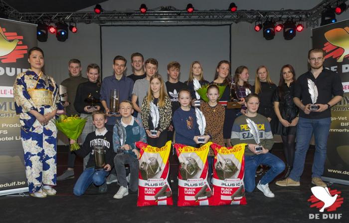 Het podium van de Gouden Duif Junior 2019 op de Dag van de Gouden Duif afgelopen jaar. Het podium van de Gouden Duif Junior 2019 op de Dag van de Gouden Duif afgelopen jaar.