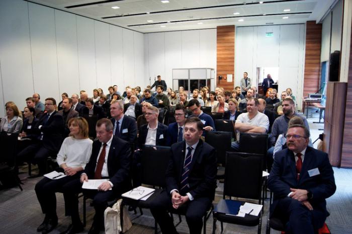 Momentopname in de vergaderzaal. Op de eerste rij van rechts ziet u prof. Marcin Bańbura (directeur van het Instituut voor Diergeneeskunde, WULS), Krzysztof Kawaler (voorzitter van de Poolse Vereniging van Postduivenliefhebbers); dr. Bogdan Konopka Poolse Chief Veterinary Officer en DVM Renata Zegadło (geaccrediteerde duivenpraktijk in Suchedniów,Polen). Momentopname in de vergaderzaal. Op de eerste rij van rechts ziet u prof. Marcin Bańbura (directeur van het Instituut voor Diergeneeskunde, WULS), Krzysztof Kawaler (voorzitter van de Poolse Vereniging van Postduivenliefhebbers); dr. Bogdan Konopka Poolse Chief Veterinary Officer en DVM Renata Zegadło (geaccrediteerde duivenpraktijk in Suchedniów,Polen).