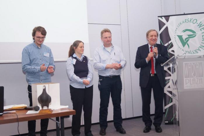 Krzysztof Adamczyk (secretaris / penningmeester); Elisabeth Peus, (ondervoorzitter voor relaties met het FCI, Veterinair en Wetenschappelijk Comité); Pascal Lanneau (ondervoorzitter); Piotr Szeleszczuk (Voorzitter). Krzysztof Adamczyk (secretaris / penningmeester); Elisabeth Peus, (ondervoorzitter voor relaties met het FCI, Veterinair en Wetenschappelijk Comité); Pascal Lanneau (ondervoorzitter); Piotr Szeleszczuk (Voorzitter).