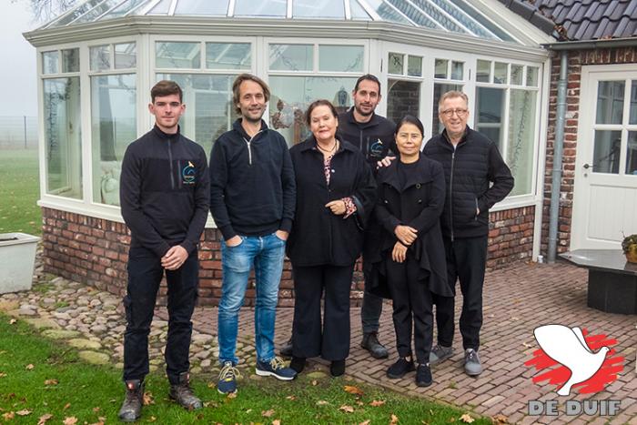 Mart, John, Annie, Kjeld, Wan en Gerard! Eén grote familie, ondanks het grijze weer straalt de warmte ervan af. Mart, John, Annie, Kjeld, Wan en Gerard! Eén grote familie, ondanks het grijze weer straalt de warmte ervan af.
