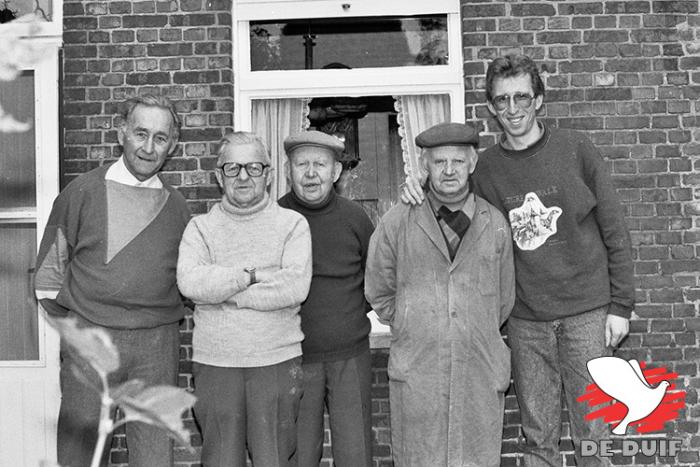 Gerard en de mannekes. Twee generaties duivengrootheden op één foto. Gerard en de mannekes. Twee generaties duivengrootheden op één foto.