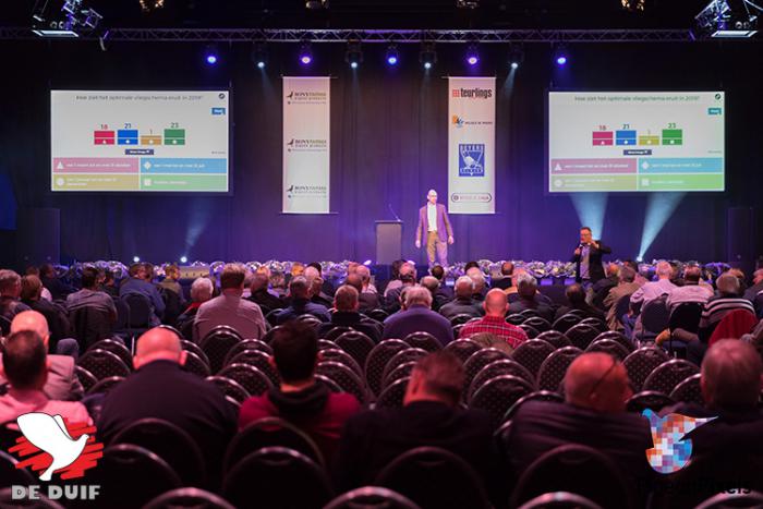 Een halfvolle zaal voor het eerste ledencongres. Een halfvolle zaal voor het eerste ledencongres.