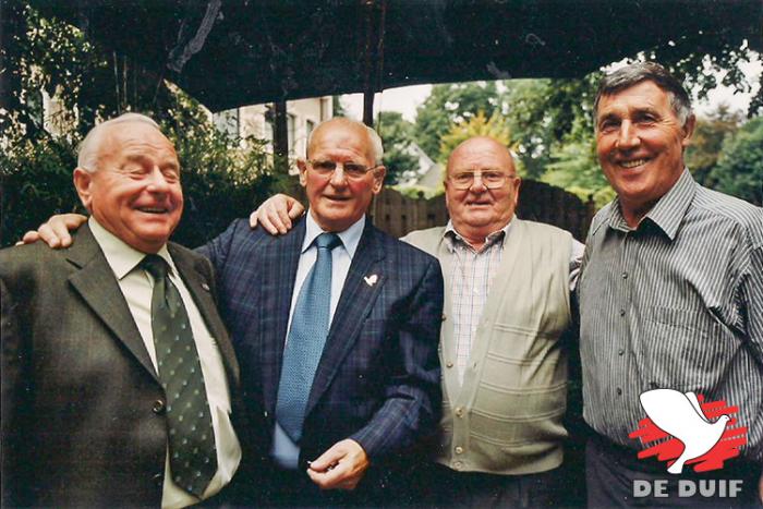 Vrienden vinden elkaar op de gouden bruiloft van Louis Maes. V.l.n.r. Louis Maes, Gust Jansen, Rene Druyts en Jef Nuyens. Vrienden vinden elkaar op de gouden bruiloft van Louis Maes. V.l.n.r. Louis Maes, Gust Jansen, Rene Druyts en Jef Nuyens.