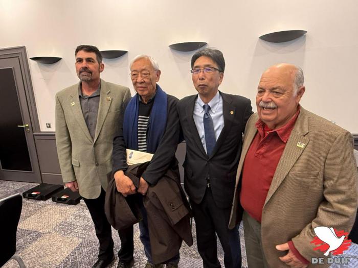 Tim Perry, Kenichi Yoshihara, Mr Hata (Japanse voorzitter) en Andy Rodriguez (American Racing Pigeon Union). Tim Perry, Kenichi Yoshihara, Mr Hata (Japanse voorzitter) en Andy Rodriguez (American Racing Pigeon Union).