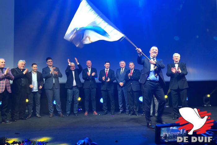 Overhandigen Olympische vlag aan Roemenië. Overhandigen Olympische vlag aan Roemenië.