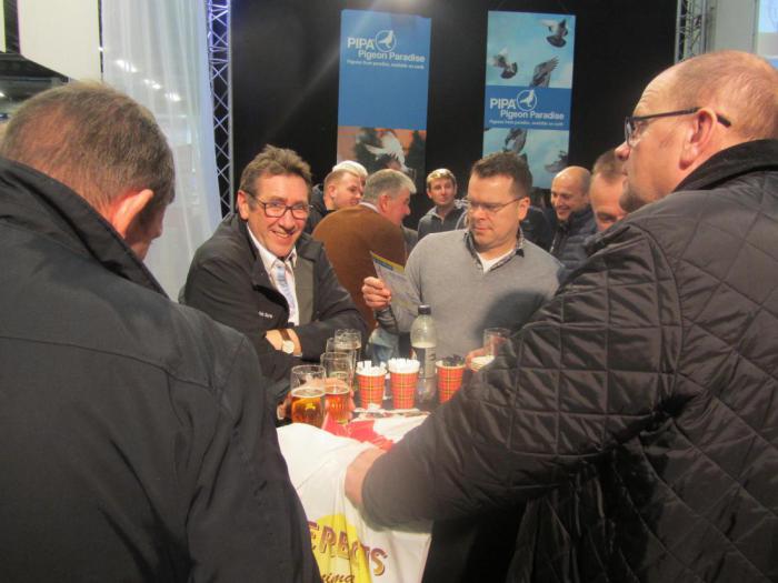gezellig een biertje pakken met vrienden van ver! gezellig een biertje pakken met vrienden van ver!