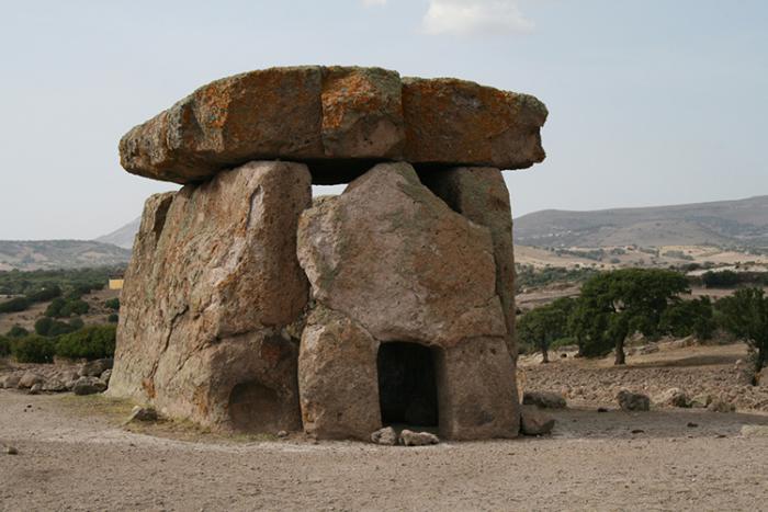 Volgens kenners zouden ook dolmen, menhirs, hunebedden, piramiden, obelisken en zelfs kerken en kathedralen gebouwd zijn in functie van de aanwezige (positieve) stralingslijnen. In de kerk van Amiens bijvoorbeeld zou de vloer de richting van de aardlijnen volgen.