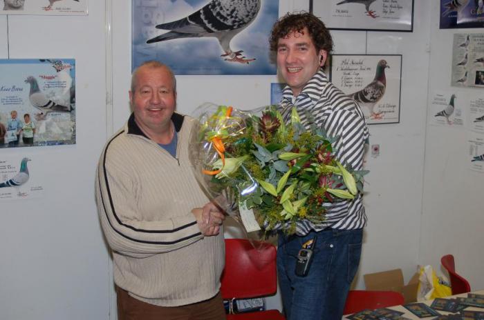 Peter van Raamsdonk die in 2007 namens alle exposanten een bos bloemen overhandigd aan Pieter Kos Peter van Raamsdonk die in 2007 namens alle exposanten een bos bloemen overhandigd aan Pieter Kos