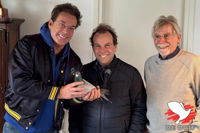 Iedereen vindt de weg naar Reeuwijk. Op de foto ziet u Gerard (Joling), Bas en Gerard. De duif op de foto is “Gerard Joling”. Benieuwd welke Joling deze zomer het hardst gaat vliegen! Iedereen vindt de weg naar Reeuwijk. Op de foto ziet u Gerard (Joling), Bas en Gerard. De duif op de foto is “Gerard Joling”. Benieuwd welke Joling deze zomer het hardst gaat vliegen!