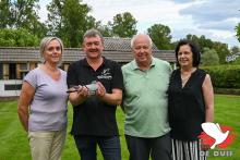 Marc Bosmans en Dirk Leekens met hun dames en de Bourgeswinnares. Marc Bosmans en Dirk Leekens met hun dames en de Bourgeswinnares.