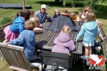 Carlos maakt de jeugd van het schooltje naast de deur warm voor de duivensport!