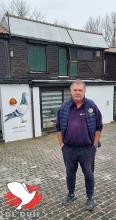 Erik Limbourg voor zijn hok in Brussegem.