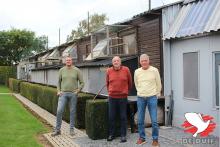 De gebroeders Raets en zoon Kenny voor de hokken.