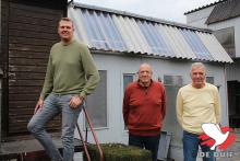 De gebroeders Raets en zoon Kenny voor de hokken.