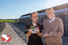 Gerard en Bas voor hun hokken in Reeuwijk.