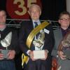 De hoofdlaureaten van de 35e Gouden Vleugel. V.l.n.r. Paul en Sven Saeytijdt (Zilveren Vleugel) ... Ferdy & Dominique De Scheemaeker (Gouden Vleugel) ... Gaby & Johan Demeulemeester (Bronzen Vleugel).