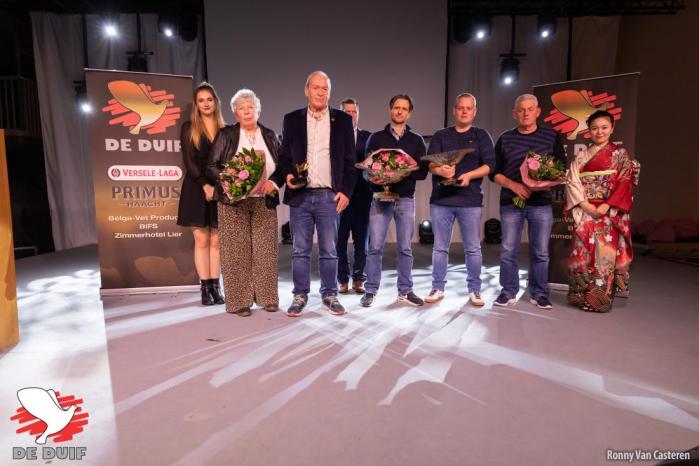 Gouden Duif-winnaars Nederland: Geurt Doppenberg, Nijkerk met 1e opvolger Comb. Ebben, Boven-Leeuwen en 2e opvolger Comb. Van Rooij, Tull en ’t Waal.