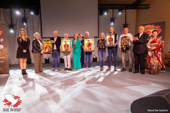 Gouden Duif-laureaten Geurt Doppenberg, Nijkerk (Nederland), Sabrina Brugmans, Halen (België), Michael Schmell, Hückelhoven (D, Internat. Zware Fond), John & Ben Oakley, Whitchurch (Engeland) en Günter Prange, Meppen (Duitsland, vertegenwoordigd door Wilfried Anbergen) ontvingen een prachtige en exclusieve Japanse geishapop van Kenichi Yoshihara namens Champion Trade Co. Ltd. uit Tokio.