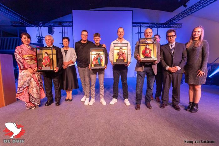 Gouden Duif-laureaten Albert en Francine Derwa-Luxem (België), Comb. A. Houmes & Zoon (Nederland), Team Bergemann (Duitsland), en Chris Paauwe (Nederland, Internat. Zware Fond) ontvingen een prachtige en exclusieve Japanse geishapop  van Tadashi Ishihara namens Champion Trade Co. Ltd. uit Tokio, dat ondertussen al bijna vijftig jaar bestaat.