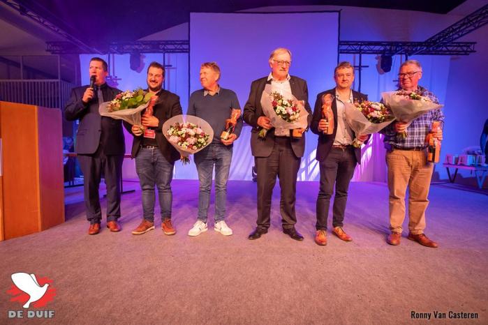 Sponsors Gouden Duif met v.l.n.r. Geoffrey De Cloedt (Versele-Laga), Louis Vollebregt (bloemen), Armand Scheers (ASBM / Delimex Studios), Marc Bosmans namens Ferdi Vandersanden (Bifs) en Theo Puttemans (Brouwerij Haacht). Christophe / Christian Seiffert (Belgavet) ontbreekt.