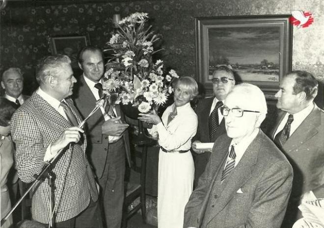 Georges Bolle in de bloemen tussen grote namen van weleer... V.l.n.r. Norbert Norman... Georges Bolle... mevr. Norman... Wilfried Staes... en Jozef Vandenbroucke.