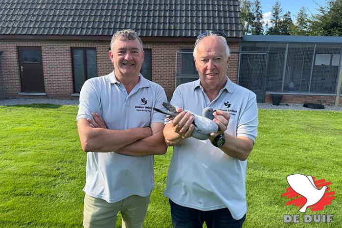 Dirk Leekens en Marc Bosmans wonnen 1e Nat. Châteauroux 12.504 jonge duiven en hadden de snelste van de hele lossing van 14.378 duiven. Dirk Leekens en Marc Bosmans wonnen 1e Nat. Châteauroux 12.504 jonge duiven en hadden de snelste van de hele lossing van 14.378 duiven.