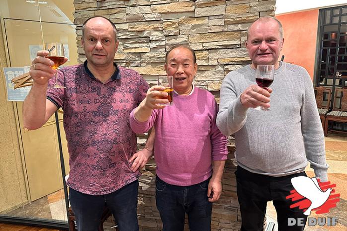 Mr. Kijima (op de foto samen met Jos en Peter tijdens hun Japan-trip afgelopen december) vulde zijn kampioenenkolonie aan met de Barcelonacoryfeeën “The Contender”, “Atasan” en “Sayang” (59e en 265e Nat. Barcelona).