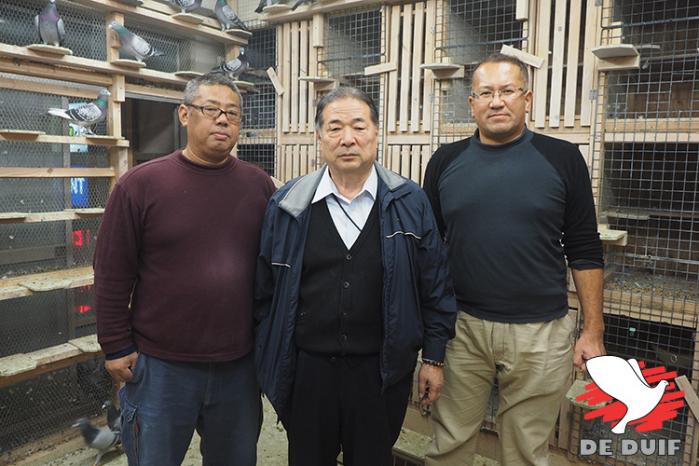 Mr. Terada (midden) van Sanyu Loft werd de gelukkige koper van “Jopeke” en “Ricardo” (88e Nat. Barcelona 2021). Via Tadashi Ishihara (links) van Champion Trade Co. Ltd. verhuisden liefst 40 duiven naar Japan!