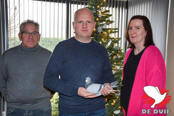 Compagnon Valère Machiels, Stephan Machiels en Sabrina Brugmans met stamdoffer “Willy” verenigd rond de kerstboom.