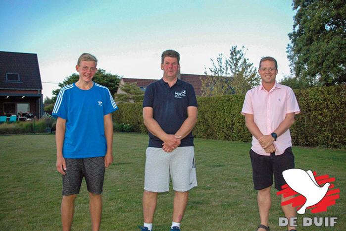 Hugo en Sébastien Casaert met Nikolaas Gyselbrecht (PEC), kweker van de winnaar.