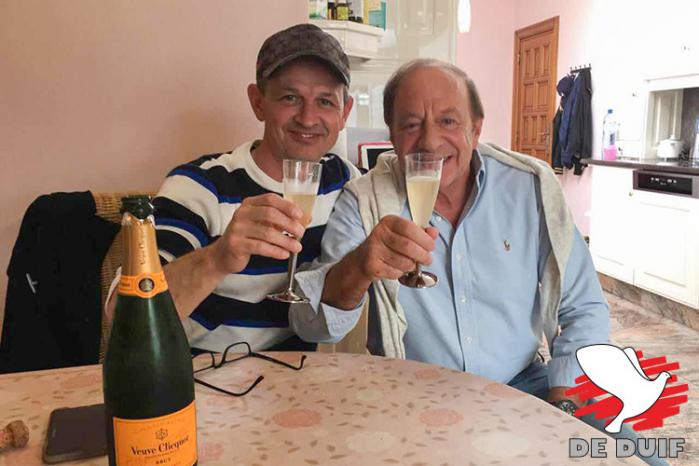 Kris Cleirbaut en Henk de Weerd heffen het glas op hun nationale zeges op Chateauroux.