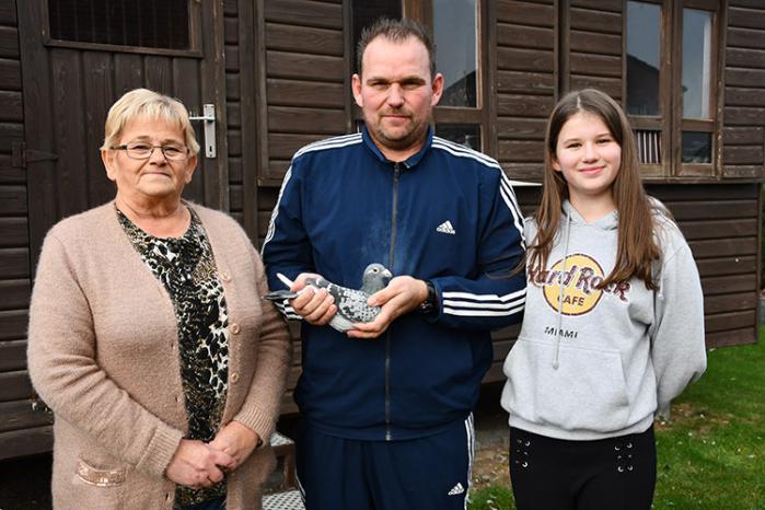 Moeder Ria, Frederik Coninx en dochter Yelina. Ze zijn terecht trots op duivin “Yelina” die 1e Nat. Asduif Snelheid oude duiven werd.