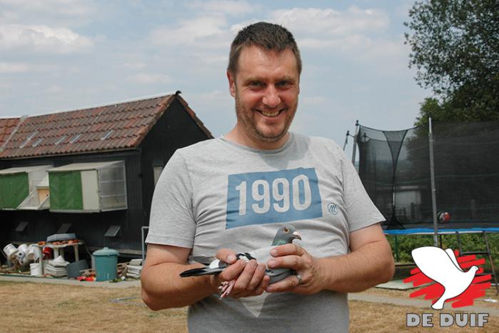 Koen Crucke wint nationaal Argenton bij de jaarse en heeft de snelste van 14.431 duiven.