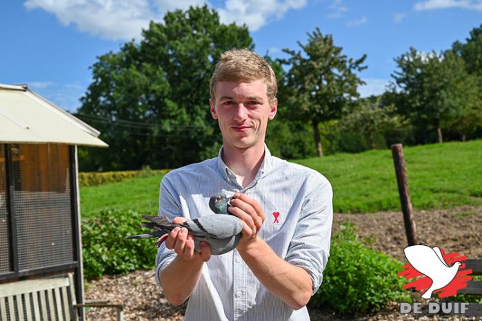 De mooie en verdienstelijke winnaar met de jonge duiven van Bourges III werd de 22-jarige Viktor Daenen.