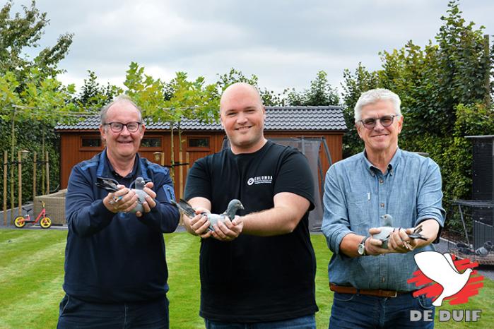 Maarten met zijn leermeesters Hendrik Mortier (l) en Dirk Martens (r).