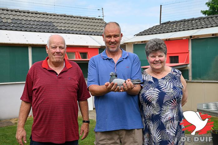 Op het hok van Steven winnen vader en zoon 1e Nationaal Tours bij de jaarse, tevens goed voor de snelste van alle 12.827 duiven. Op het hok van Steven winnen vader en zoon 1e Nationaal Tours bij de jaarse, tevens goed voor de snelste van alle 12.827 duiven.