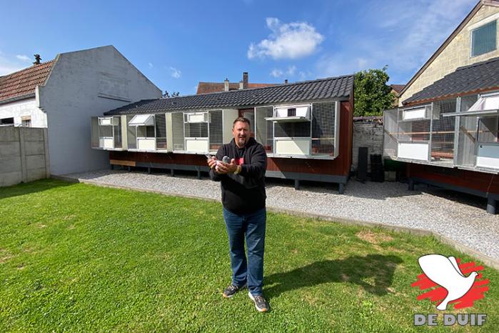 Guillaume Decendre voor zijn hokken in Châtelet. Guillaume Decendre voor zijn hokken in Châtelet.
