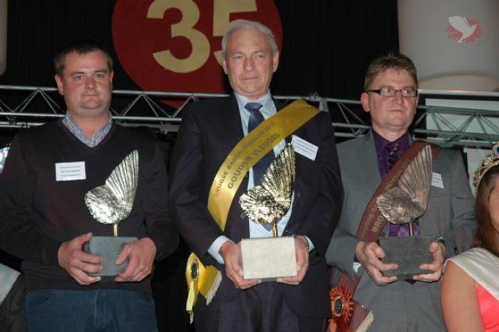 De hoofdlaureaten van de 35e Gouden Vleugel. V.l.n.r. Paul en Sven Saeytijdt (Zilveren Vleugel) ... Ferdy & Dominique De Scheemaeker (Gouden Vleugel) ... Gaby & Johan Demeulemeester (Bronzen Vleugel).