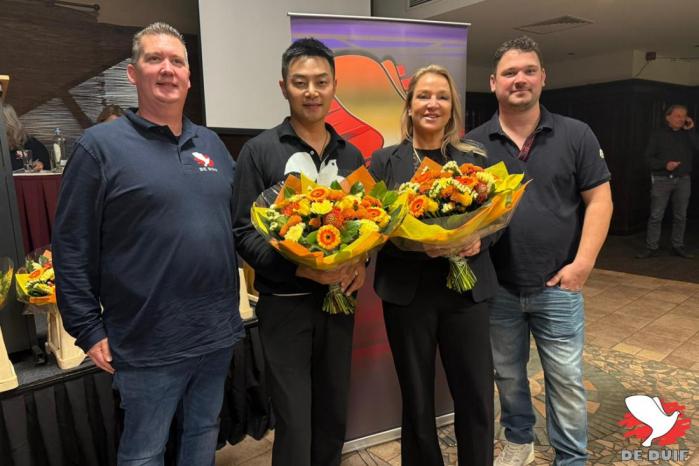 Leanne en Ricardo van de Pasch met Sky Chen, koper van “Zoon Big Ben”, en Rik Hermans.