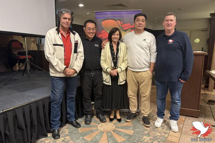 De familie Hooymans met Tang Lei, koper van “Golden Corrie”, de duurste duif ooit verkocht op de Golden Ten, organisator Rik Hermans en makelaar Da Ma (in het zwart).