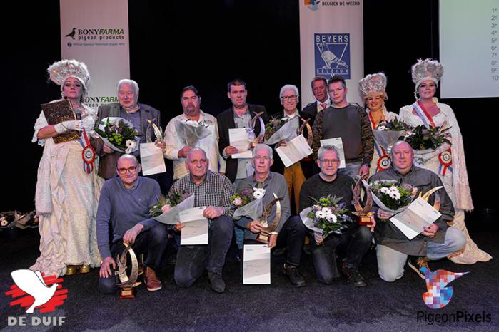 Nationale Kampioenen eendaagse fond onaangewezen : 1 M. Driessen, Didam 2 Peter Janssen, Kleve-Lobith 3 C.J. Steinmann, Utrecht 4 Fam. Jacobs, Beek 5 J.P. Hengst, Zoutelande 6 P. Maas, Etten Leur 7 C. & C. Broekhuisen, Gouda 8 Comb Stultjens & van, Oosterhout 9 J. Rademakers, Brummen 10 H. Feenstra, Zwaagwesteinde.