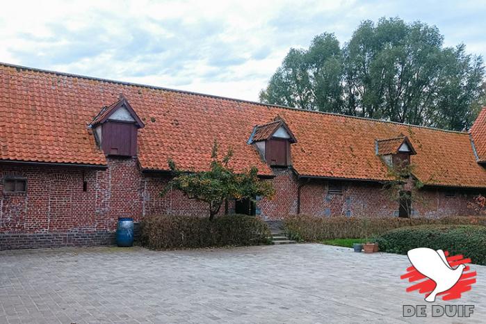 Zicht op de binnenkoer. Het is een paradijs voor mens en duif.